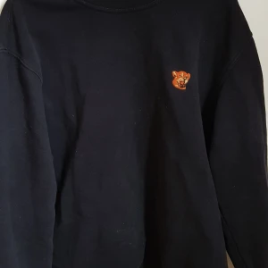 Hov1 merch, sweatshirt - Sweatshirt, hov1 merch. Kisses & cars kollektionen. Köpt 5/11 2018 för 500. Använd men väldigt bra skick. Inga deffekter. Köparen står för frakten, kan dock mötas i uppsala