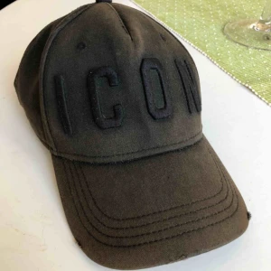  - Dsquared2 keps som är solblekt. Passar alla då man själv kan välja storlek längst bak på kepsen. Finns inga hål. Högst budande vinner. Köparen står för frakten.