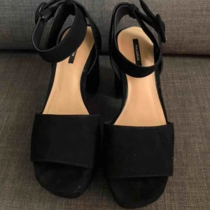  - PULL&BEAR högklackade skor 👠 storlek 36. Använt endast 1 gång