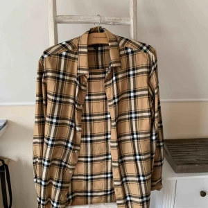  - Snygg rutig skjorta från HM storlek M