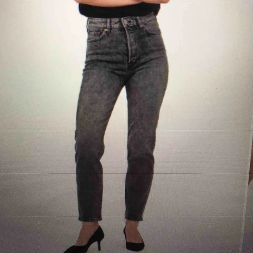 Säljer nu liknande jeans fast med fransar nedtill från hm.Lite korta på mig som är 1,70.Fler bilder finns för den som vill ha!. Jeans & Byxor.