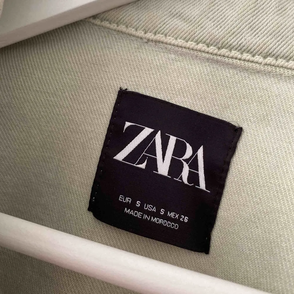 Härlig vårjacka från Zara. Jackan är i mintgrön och i mycket fint skick! Endast använd ett fåtal gånger. Är i storlek S/36. Frakt 66kr👒. Jackor.