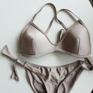 Metallicbikini - Bikini som är lite metallicskimrande. Riktigt snygg! Smickrande modell också! Oanvänd