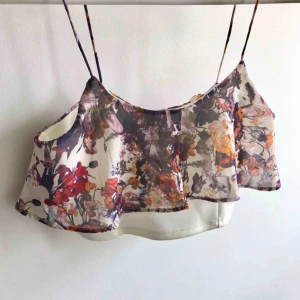  - En jättefin topp från Pull & Bear. Knappt använd! (Frakt tillkommer om den ska skickas)