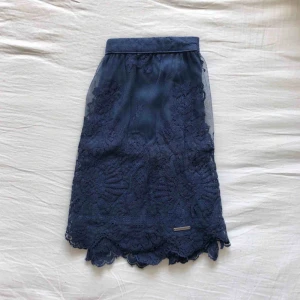  - En jätte fin spetskjol från Abercrombie & Fitch. Knappt använd! OBS, väldigt liten i storlek. (Frakt tillkommer om den ska skickas)