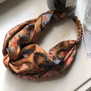  - Senapsgult hårband, aldrig använt. Ord pris 99kr, frakt +9kr💛