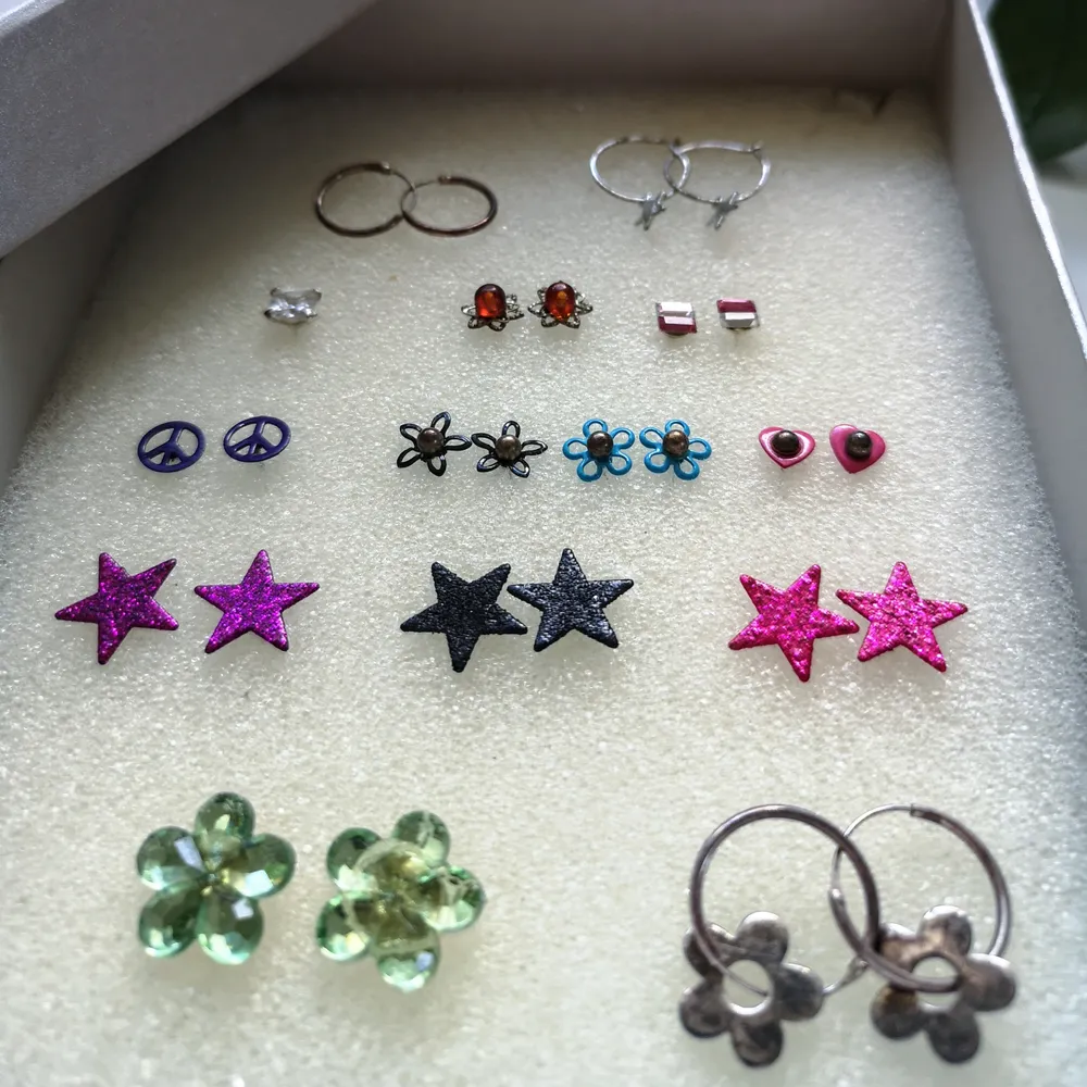 Små söta örhängen som inte kommer till användning längre 🌼 10kr/st eller 20kr om du vill ha flera 🌼 Har fler andra smycken till salu på sidan🌷. Accessoarer.