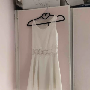  - H&M klänning i storlek 32, säljer då den är för liten för mig! Köpare står för frakt
