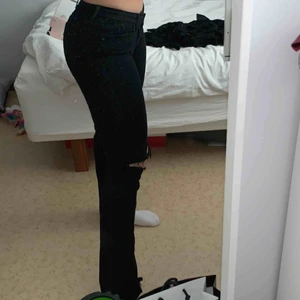  - Snygga Levis jeans, 714 straight, klippt hålen själv. Ganska stretchiga och sitter super bra där bak. Säljer endast för jag har för mycket kläder🥰🥰 inga slitningar eller fel på d. 