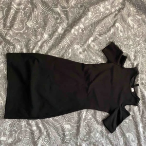  - Oanvänd klänning 