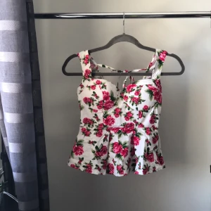 Sommar top xs - En fin blommig top i storleken Xs, inte jätte använd. 100+frakt 🌺 Om du bor in centrala Mölndal kan jag lämna i brevlåda. ❤️