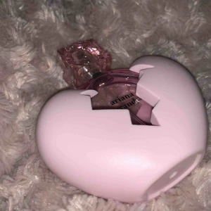  - Knappt använd parfym från Ariana Grande Köpt för 440kr så säljer för 200kr🥰 Tar endast swish 