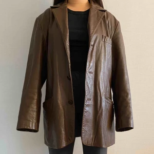 Läderkappa strl L - Pappas läderkappa som tyvärr är för stor för mig:( första bilden e hur den sitter på mig som är 157, passar nog nån som e mke längre/bredare axlar än mig. Finns revor här och där på insidan så skriv för fler bilder! Nypris ca 1000kr, startbud 200kr☺️