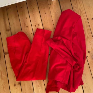  - Kostym sett, byxor och kavaj! Jättefint tillsammans Fint nu till sommaren 