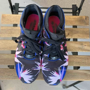  - FLYTTRENSNING!!  2 för 3 på allt fram t.o.m. sista maj. Frakt betalas av köparen.   Storleken är EUR 40 2/3 eller US 7 1/2. Fint skick. Enda slitna syns på sista bilden. 