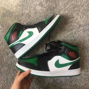  - Säljer mina supersnygga Nike air Jordan 1 mids. Helt nya! Endast provade:) Säljer dem då de är lite stora för mig. Skriv till mig om du är intresserad☺️ .