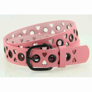 Rosa skärp med öljetter - Rosa skärp med öljetter och hjärtan. 103cm (spännet inräknat) så passar de flesta💞 Helt nytt! 💫Frakt ingår i priset!!💫