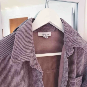  - Snygg lila Manchester skjorta från topshop, knappt använd så den är som ny!:)