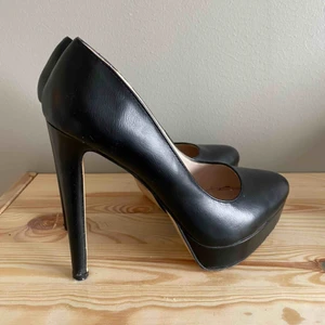  - Svarta pumps i läderimitation, sparsamt använda. Storlek 41, skickas mot att köparen betalar frakt eller möts upp i Uppsala.