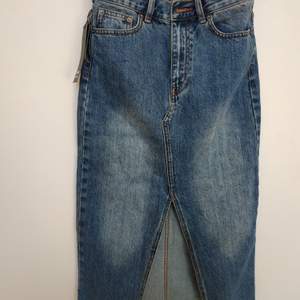 Helt ny jeans kjol/denim skirt från dr denim. Så jävla snygg!! Men har aldrig bara användt den så den kommer i nytt skick med lappar kvar. Nypris är ca 700 