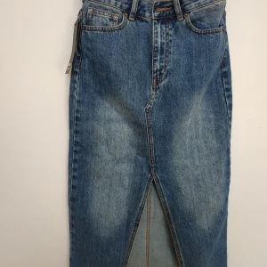 Denim skirt - Helt ny jeans kjol/denim skirt från dr denim. Så jävla snygg!! Men har aldrig bara användt den så den kommer i nytt skick med lappar kvar. Nypris är ca 700 