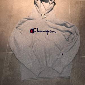 Champion hoodie i storlek L, sitter mer som en S/M om man inte vill att den ska vara för tight. Bra skick 9/10. Hög kvalité och inga fläckar eller hål på den. Självklart äkta. Köpt på volt i Göteborg.