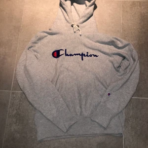 Champion hoodie  - Champion hoodie i storlek L, sitter mer som en S/M om man inte vill att den ska vara för tight. Bra skick 9/10. Hög kvalité och inga fläckar eller hål på den. Självklart äkta. Köpt på volt i Göteborg.