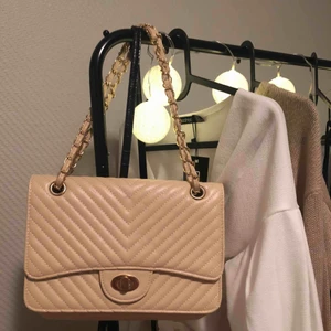  - En sjukt fin beige väska man kan ha på axeln och över axeln. Fina guld detaljer🌟