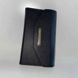  - Snyggt svart mobilskal från Ideal Of Sweden som även fungerar som plånbok. Svart skal går att ta av och på från skalet, se sista bilden. Mötas i Uppsala eller skickas. Köpare står för frakt. Swish eller kontant.💗