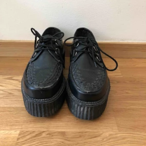  - Creeper svarta platåskor i läder. Kan mötas upp i Malmö.