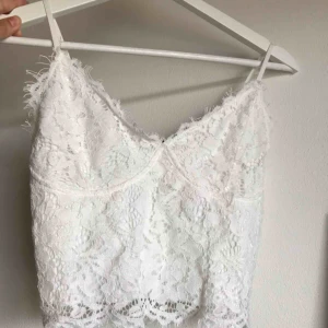  - Säljer mitt fina vita spetslinne i strl S. Endast testat men får aldrig användning av det, i nyskick! Eventuell frakt tillkommer💗⚡️  