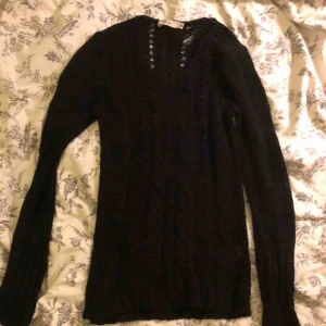 Svart stickadtröja - Svart stickad tröja som passar XS/S. Fin kvalité. 🥰 frakten kostar 44 kronor 