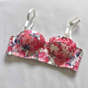  - En superfin balconette bh med uttagbara inlägg. (Frakt tillkommer om den ska skickas)