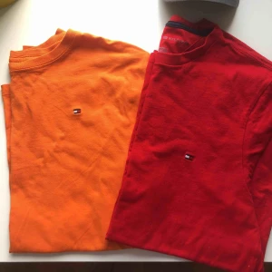 tommy hilfiger - jättefina och klara tommy hilfiger t-shirt, köpt i USA o storlekarna är lite osäkra. Båda är som en S/M ungf men passar alla beroende på hur man vill att den ska sitta. Kan skicka bättre bilder om önskas. 120kr/st!