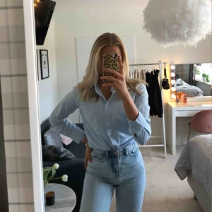  - Fin skjorta från lager 157 i ljusblått, denna är i samma modell som skjortan jag tidigare sålde men dock är denna i storlek M, därav säljer jag denna pga fel storlek✨