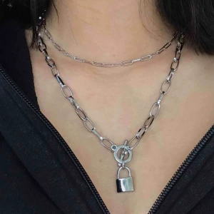  - Ett supertrendig och snyggt halsband med två kedjor och ett lås på🥰 justerbart och i nyskick, fraktas för 11kr💕 BUDA VID FLER INTRESSERADE