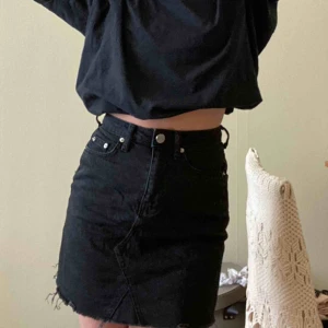  - En jättefin jeanskjol jag säljer då den har blivit för liten för mig! Ni står för frakten!🚚✨