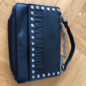  - Äkta Steve Madden väska. Sparsamt använd. Original pris 890kr. Priset går att diskutera. Här av er vid intresse!:)