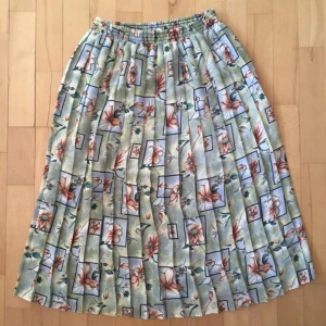 Plisserad kjol - Säljer denna somriga midikjolen med plissering 💞