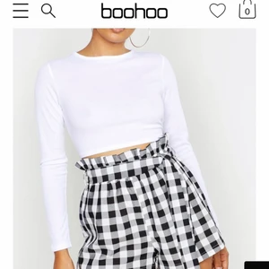 Vit crop top strl UK 10 (EU 38) - Vit långärmad crop top från boohoo. Helt ny och bara testad en gång. Ribbat material och ganska see through. Den är för storlek 38 men den passade mig verkligen inte, så skulle nog hellre säga storlek 34/36.