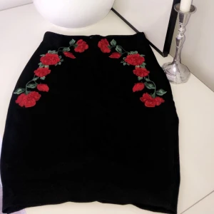 Klos med blomtryck  - Kjol med blomtryck från Amisu New Yorker, aldrig använd. Frakt ingår🌸