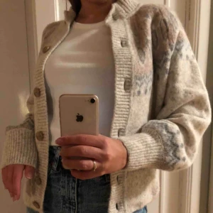  - Mysig kofta med mönster från &Other Stories, storlek S men blir mer oversized på XS