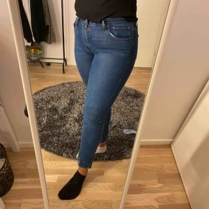  - Säljer mina Levis 712 Slim byxor!! As sköna o snygga men kommer ej till användning! Är använd få gånger så nyskick. Finns i Karlskrona men kan skicka✨🦋