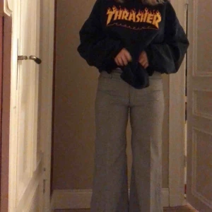  - Sååå fina byxor som tyvärr är lite små för mig🥺🥺inte jättehöga i midjan, jag är 165 och de är ungefär till fötterna på mig, köparen står för frakt<3🌟🌟