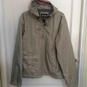  - Grön anorak från Caterpillar som aldrig kommit till användning. Skulle säga att den passar S-M bättre. Nyskick! 