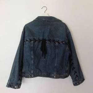  - Blå jeans jacka med snörningar som detaljer, riktigt snygg! Strl 42. Oversize modell Du står för frakten 🥳  