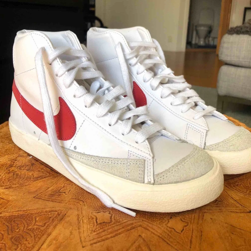 Så sjukt najs Nike Blazer Mid 77 vintage. Tyvärr har jag köpte dessa skönheter i en för liten storlek och därav säljer jag dem. Har literally endast testat dem ! De kostar 1100kr retail så gött pris! . Skor.