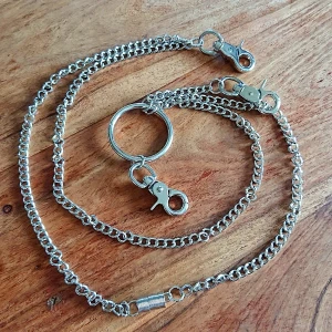 Midjekedja  - Grov midjekedja som man kan sätta ihop på olika sätt. Passar till kjol eller klänning för en ball look. 80 kr, köpare står för frakt 🎀