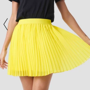  - superfin kjol från nakd i storlek xs. använd endast ett fåtal gånger. 150kr inklusive frakt 🥰