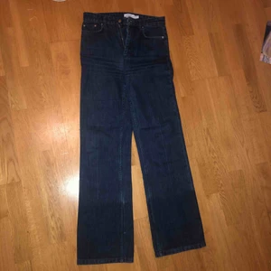  - Snygga raka jeans från & stories. Dom är mörkare där nere! Knappt använda! Frakt ingår inte🥰